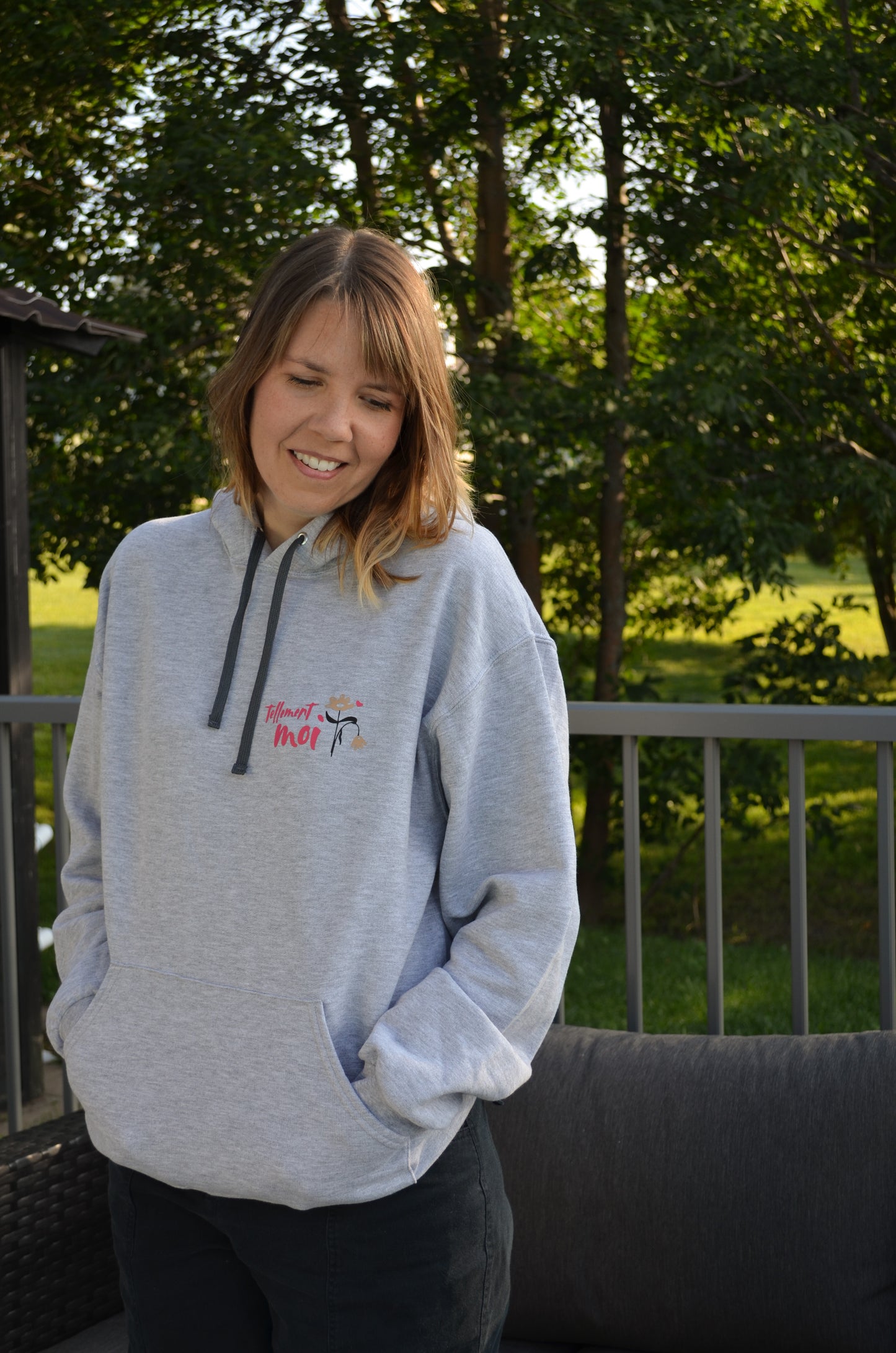 Hoodie Tellement moi de Catherine Bourgault. Gris ou Noir. Compagnon de lecture. Capuchon. Poche avant. Poche média pour les gadgets technologiques. 60% coton. 40% polyester. Gris.