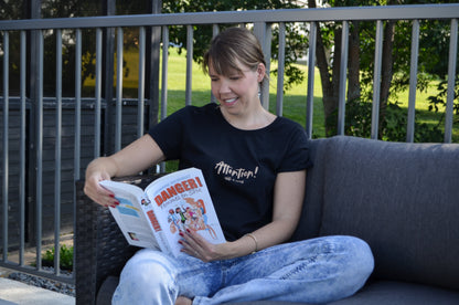 T-Shirt Attention femme en SPM de Catherine Bourgault, Rose col en V, Noir col rond, 60% coton, 40% polyester